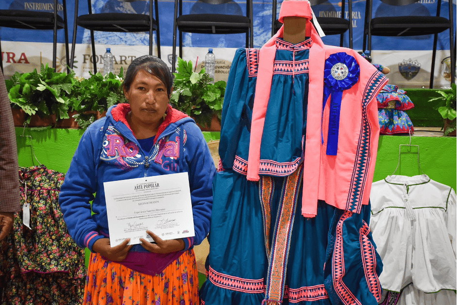 1. 27-oct-24 Premia FODARCH ganadores del 30 Concurso Regional de Arte Popular en la Sierra Tarahumara 2024 (4)