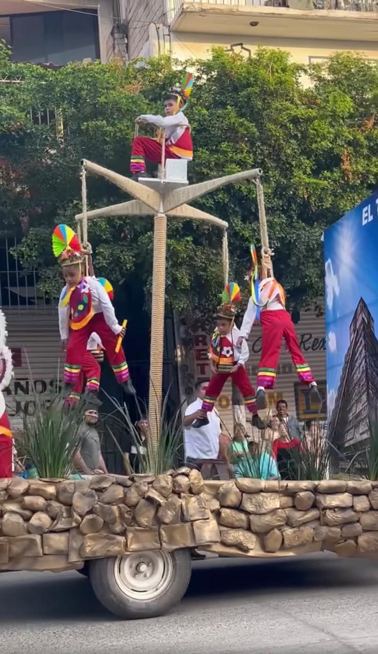 5. 24-nov-24 Niños Voladores de Papantla Deslumbran en Desfile de la Revolución Mexicana