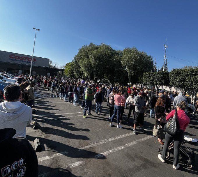 5. 24-dic-24 Intensa demanda en Costco por cenas navideñas y regalos de última hora