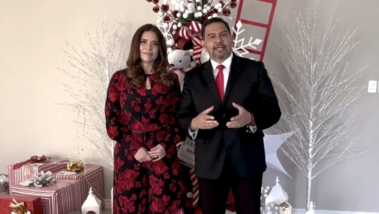 Cruz Pérez Cuéllar y su esposa envían mensaje navideño a los juarenses