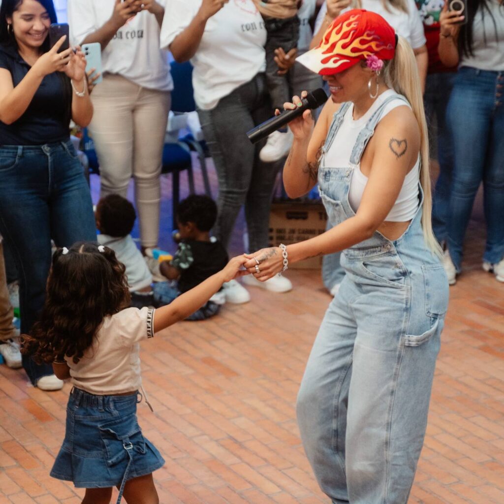 9. 19-dic-24 Karol G Brinda Solidaridad y Esperanza a Madres Adolescentes en Cartagena (2)