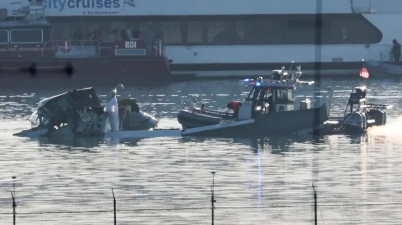 5. 30-ene-25 Avión de American Airlines cae al río Potomac tras colisión aérea