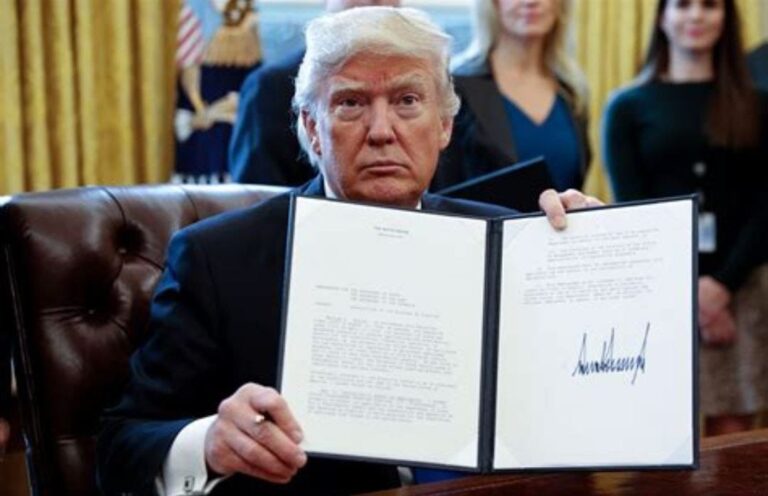 5. 12-feb-25 Trump firma orden para volver al uso de popotes de plástico