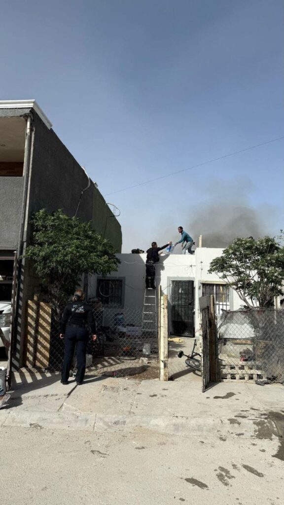 2. 18-abr-25 Destacada labor de policías municipales al sofocar incendio en colonia Portal Del Roble (2)