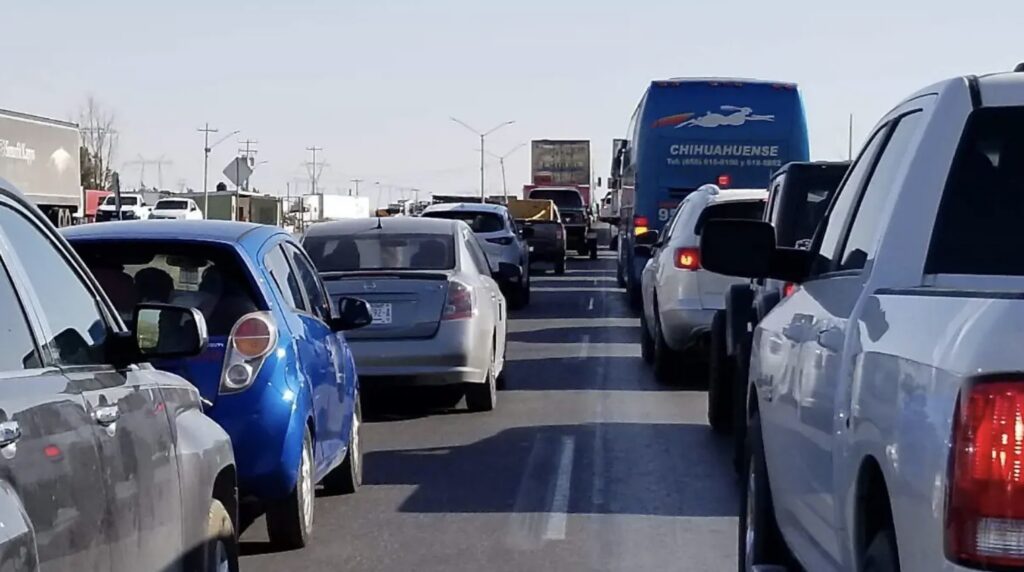 ¡Bienvenidos al infierno!: Caos vehicular en carretera Chihuahua–Juárez recibe a fronterizos en Pascua