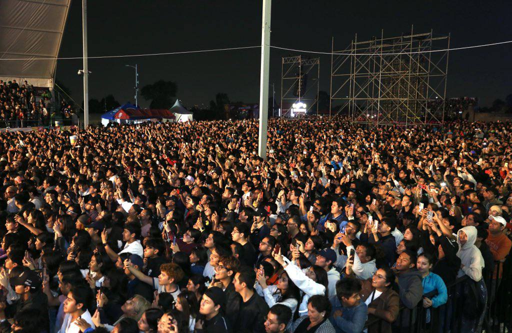 7. 26-abr-25 Los poblanos haciendo de las suyas en el concierto de Pitbull (4)