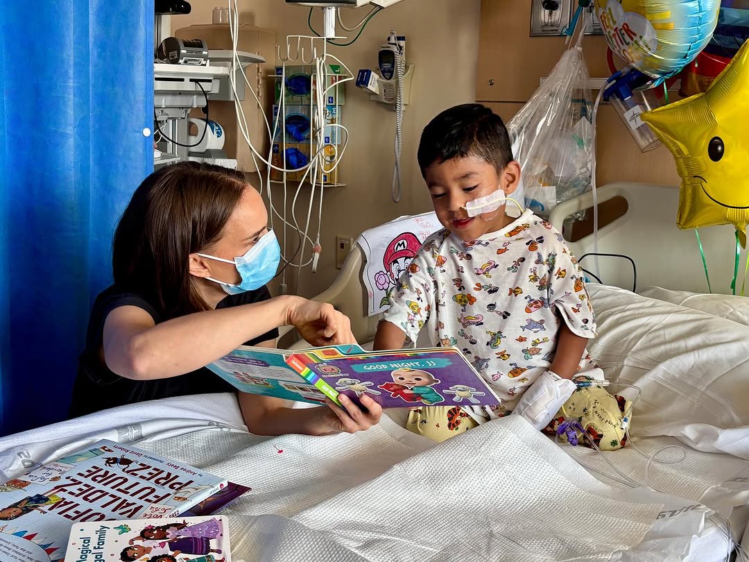 8. 03-abr-25 Natalie Portman lee cuentos a un niño hospitalizado en Los Ángeles y derrite corazones en redes