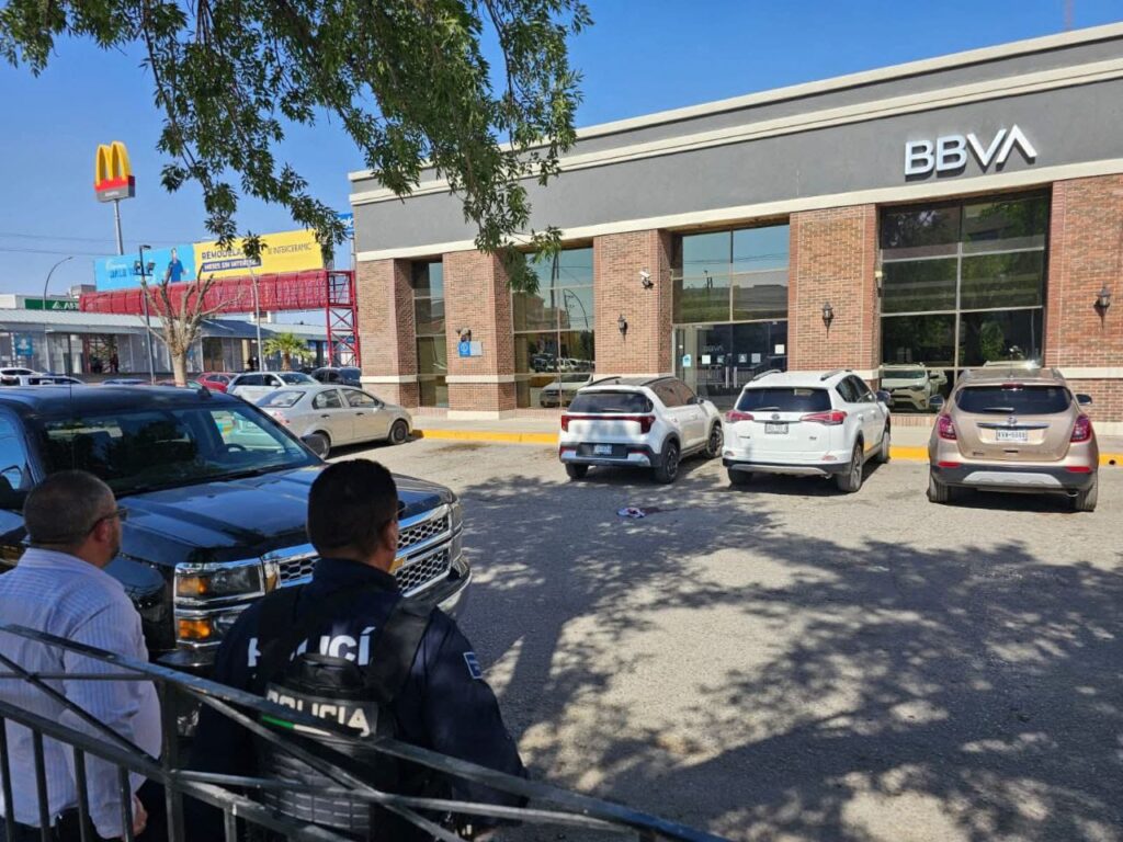 2. 27-may-25 Hombre baleado durante robo de un millón frente a banco en plaza Renacimiento (1)