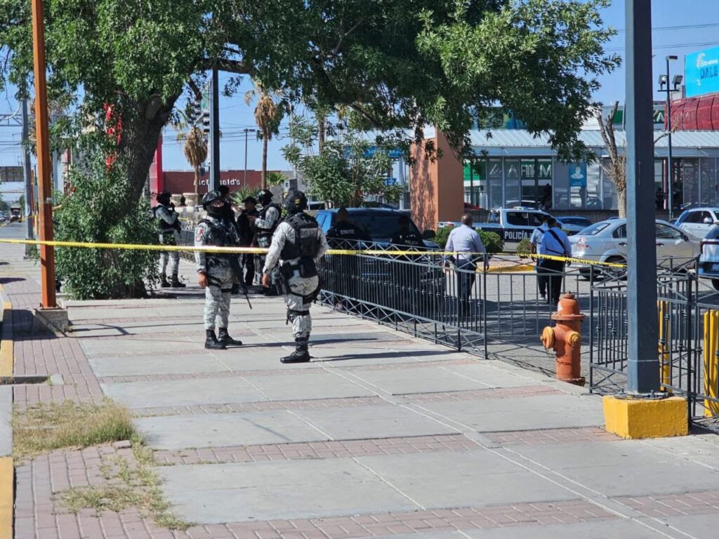 2. 27-may-25 Hombre baleado durante robo de un millón frente a banco en plaza Renacimiento (2)