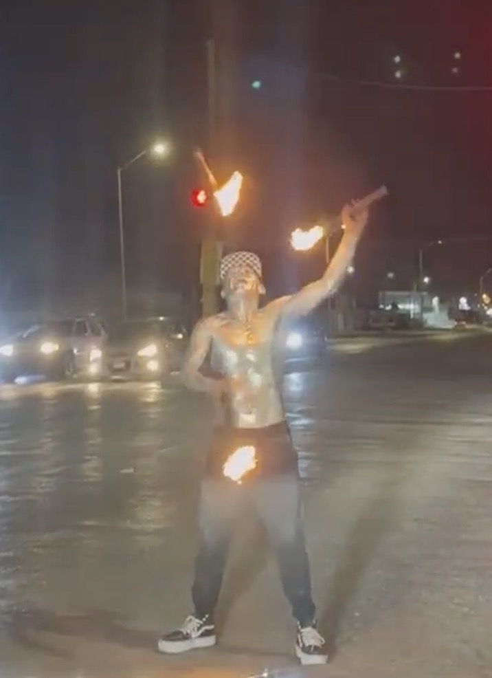 Malabares al límite: artista urbano desafía el asfalto y los semáforos en Ciudad Juárez