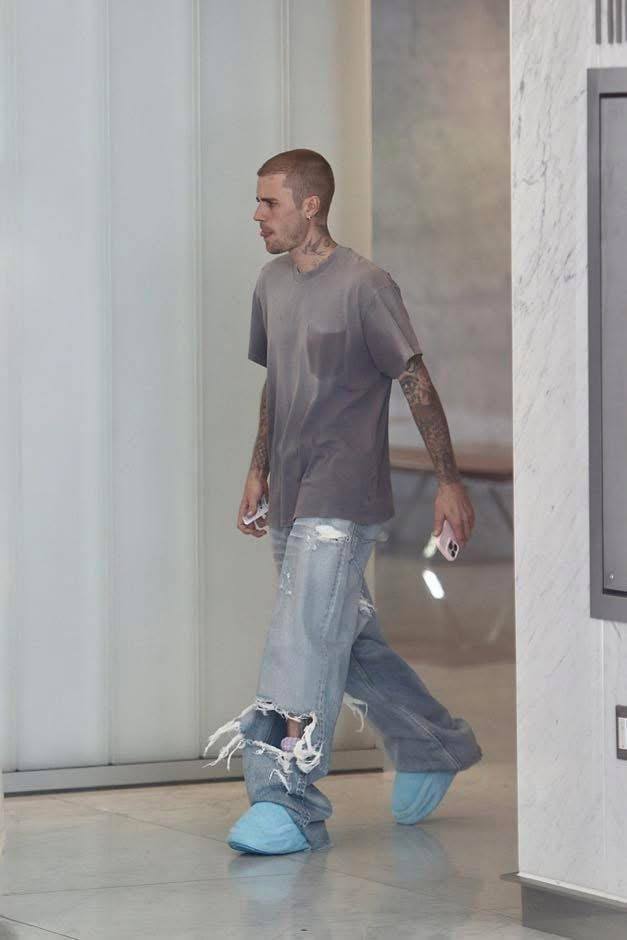 6. 22-may-25 Justin Bieber enfrenta rumores por posible crisis financiera tras visita a banco en Beverly Hills (2)