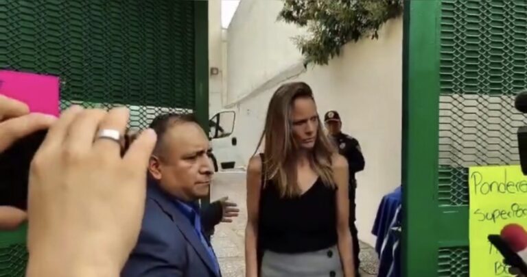 Ciudadanos abuchean a “Lady Racista” tras audiencia judicial en la CDMX
