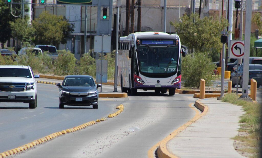 4. 13-ago-25 JuárezBus exhorta a no invadir carril confinado para prevenir accidentes (2)
