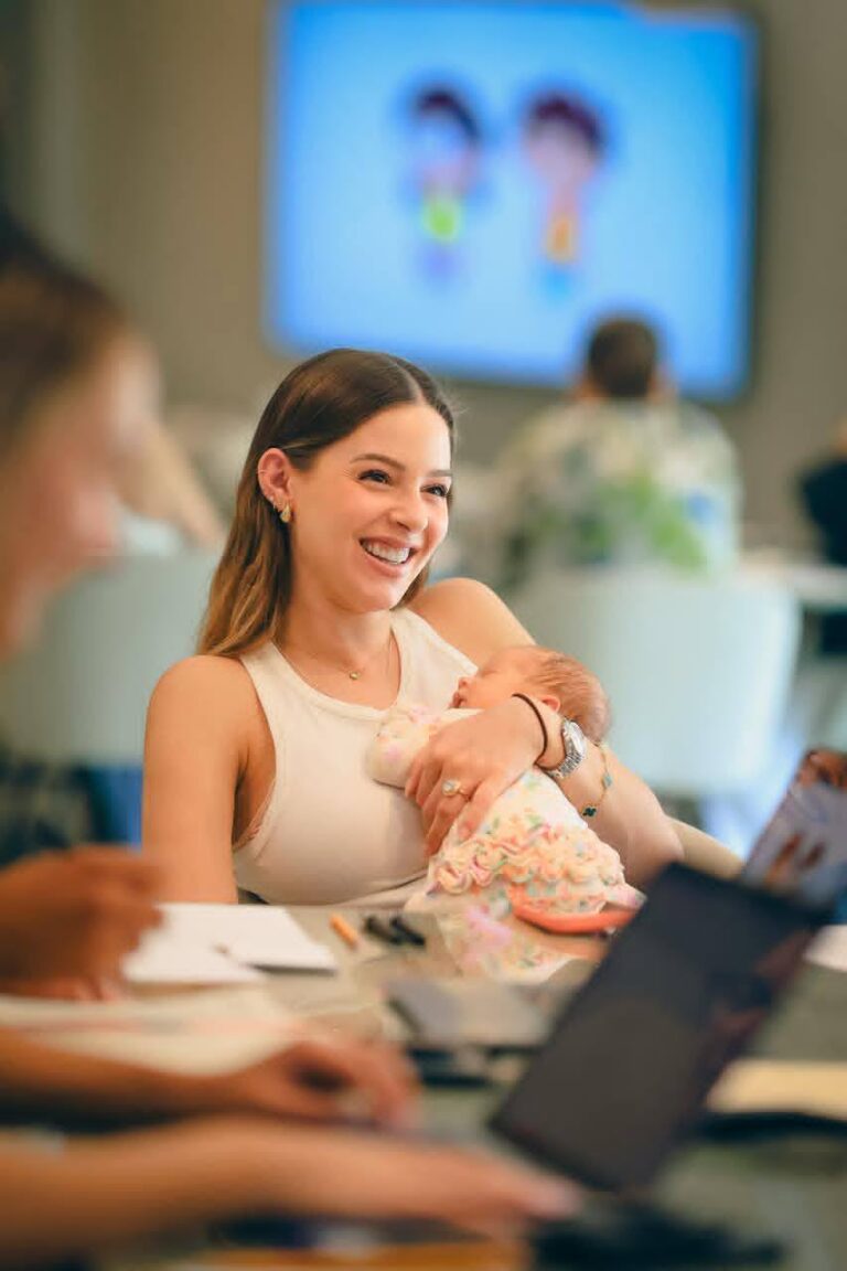 5. 18-ago-25 Mariana Rodríguez presume que lleva a sus hijas al trabajo (1)
